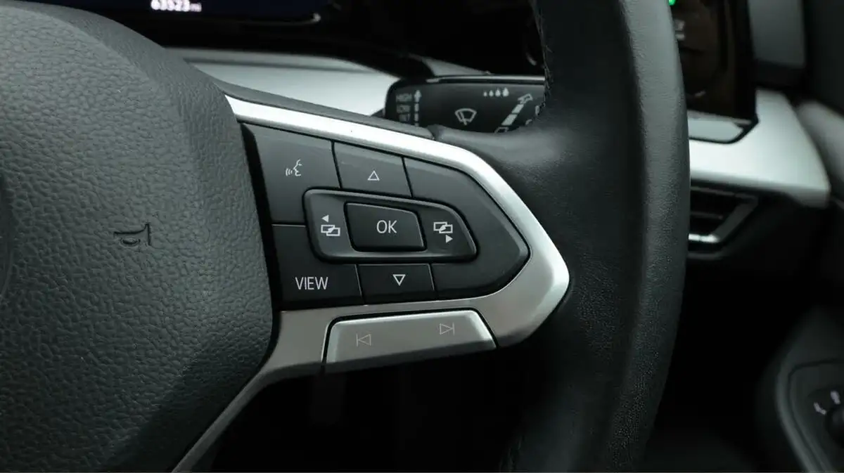 2022-volkswagen-golf-15-tsi-life-150ps-hatchback-big-24