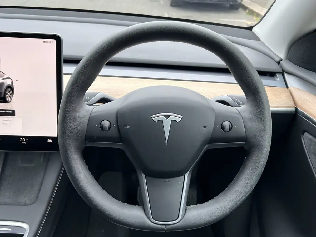 2022-tesla-model-y-e-long-range-big-14