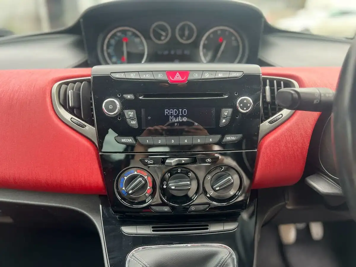 2014-chrysler-ypsilon-12-blackred-big-18