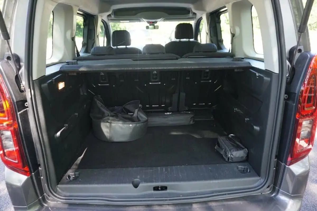 2024-toyota-proace-city-verso-e-shuttle-medium-big-17