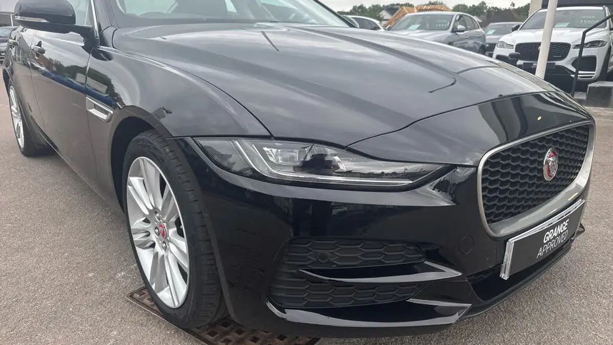 2020-jaguar-xe-20d-se-big-16