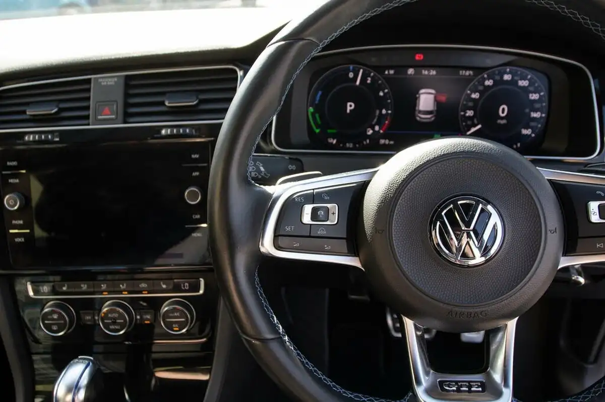 2018-volkswagen-golf-14-tsi-gte-advance-big-18