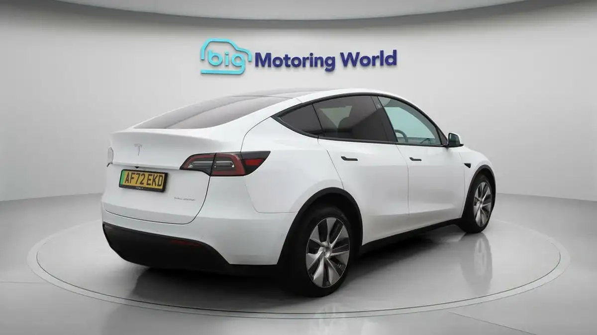 2022-tesla-model-y-e-long-range-big-7
