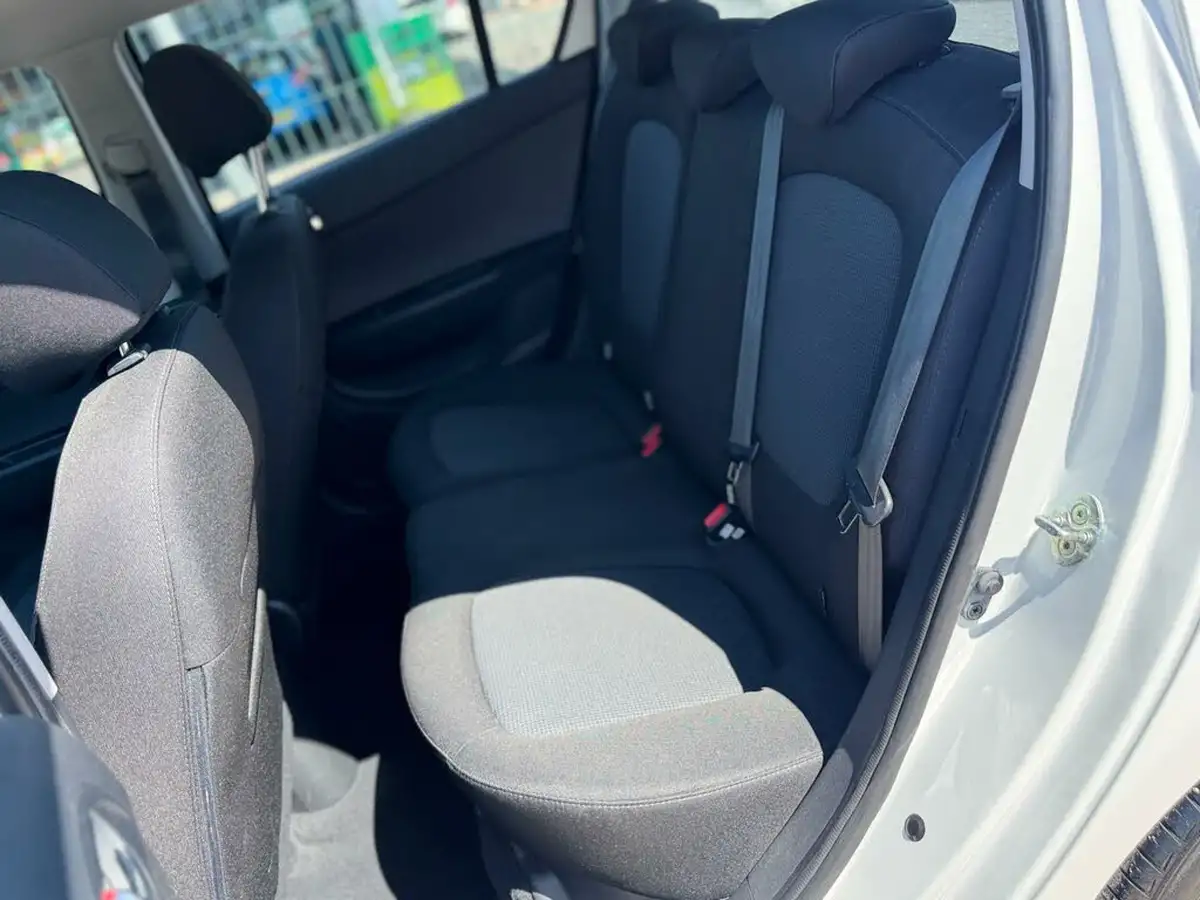 2014-hyundai-i20-12-active-5d-big-9