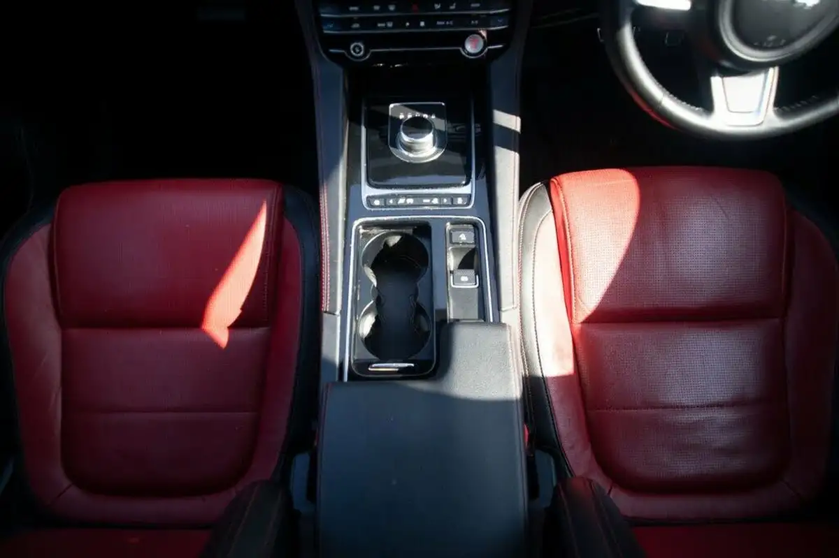 2019-jaguar-f-pace-20-i4d-chequered-flag-180ps-big-19