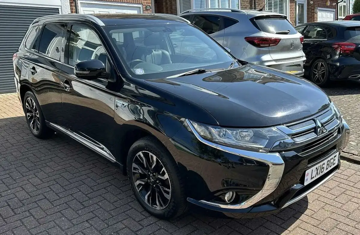 2016-mitsubishi-outlander-20-gx4h-phev-big-0