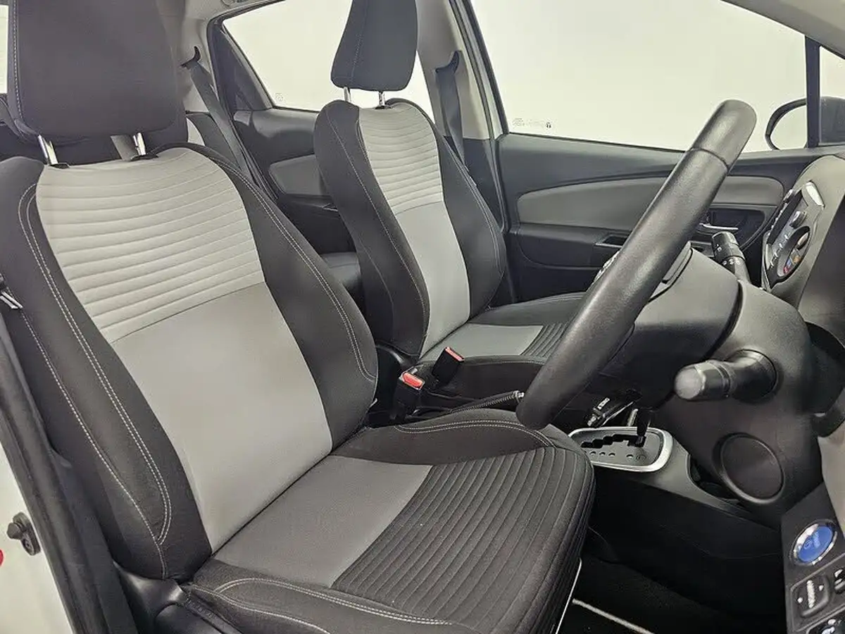 2017-toyota-yaris-15-vvt-i-icon-tech-98bhp-hybrid-1497cc-e-cvt-big-1