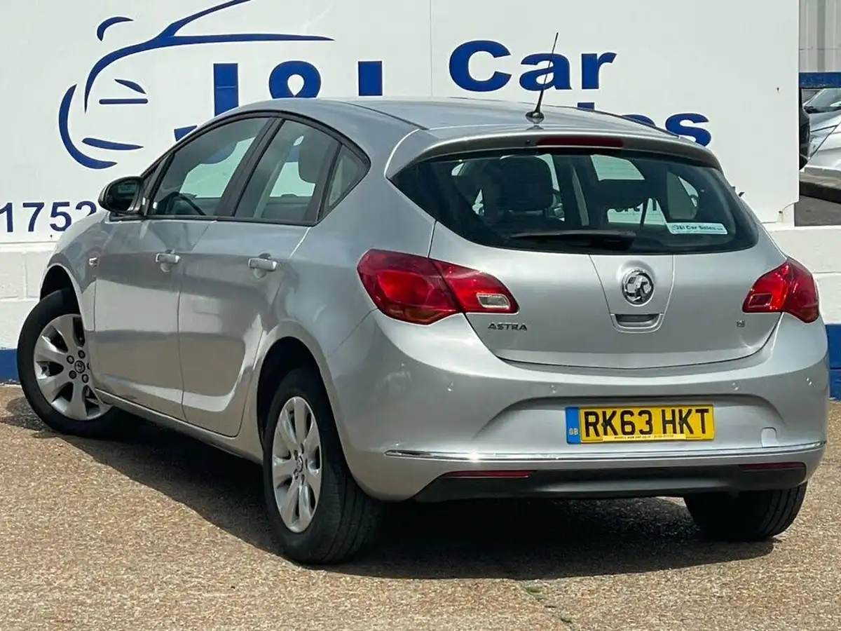 2014-vauxhall-astra-16-design-hatchback-auto-big-6