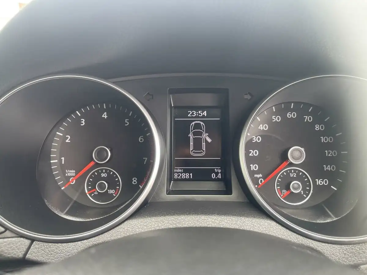 2011-volkswagen-golf-14-match-125ps-5d-dsg-big-28