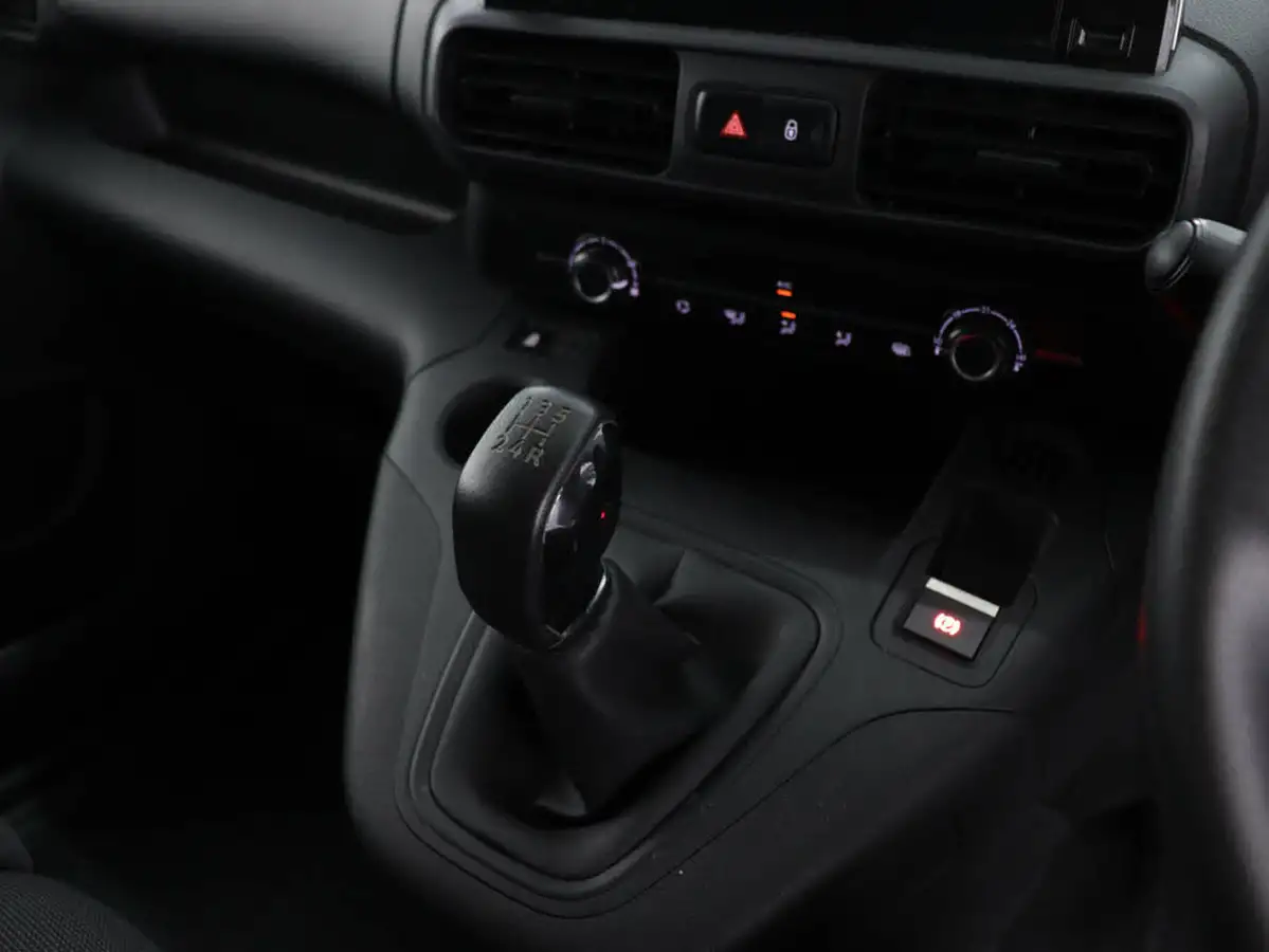 2019-peugeot-partner-16bluehdi-1000-professional-big-23