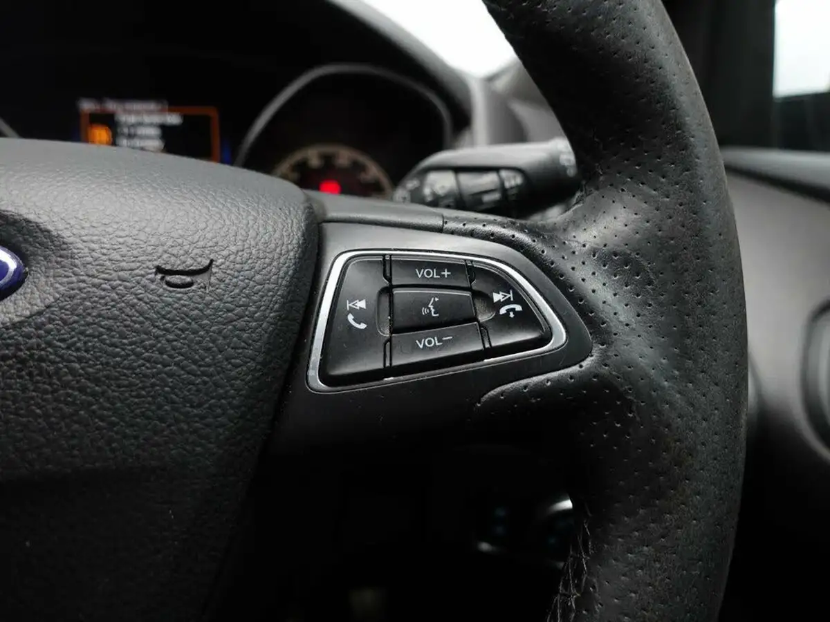 2015-ford-focus-20tdci-st2-hatchback-big-19