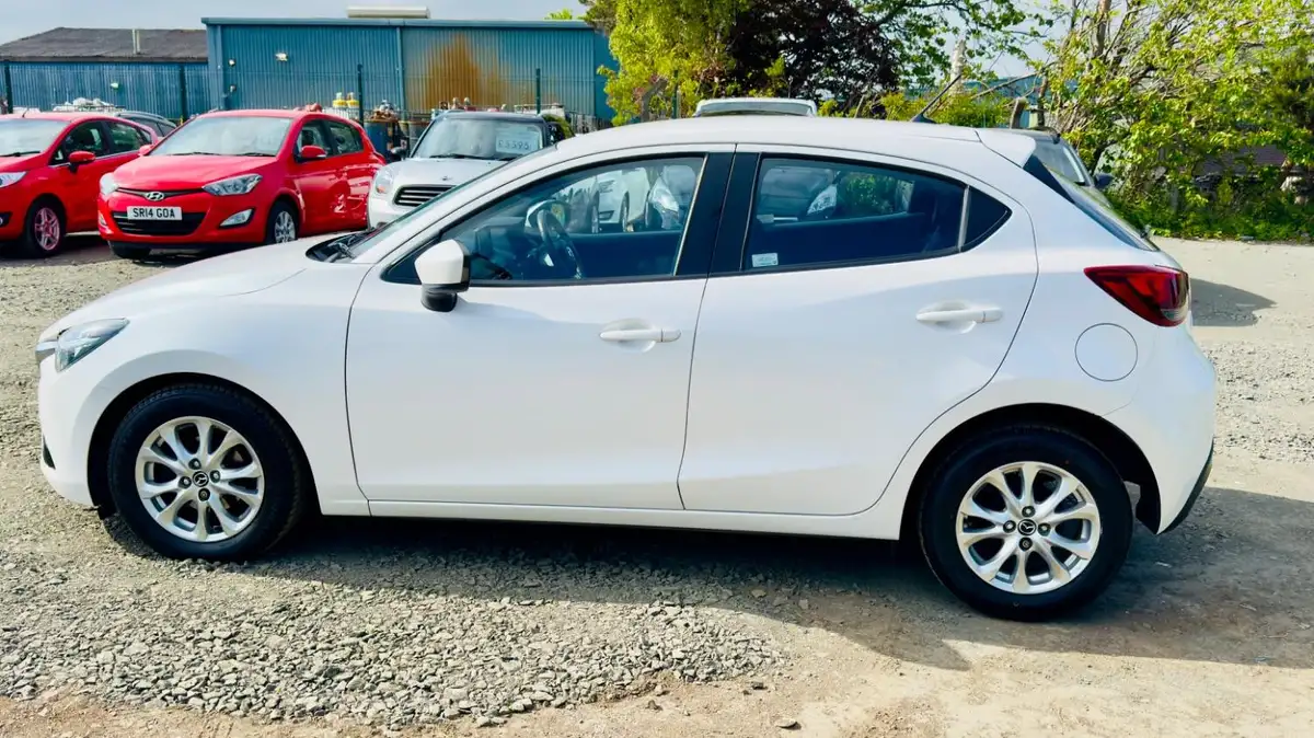 2015-mazda-mazda2-15-se-l-90ps-big-9