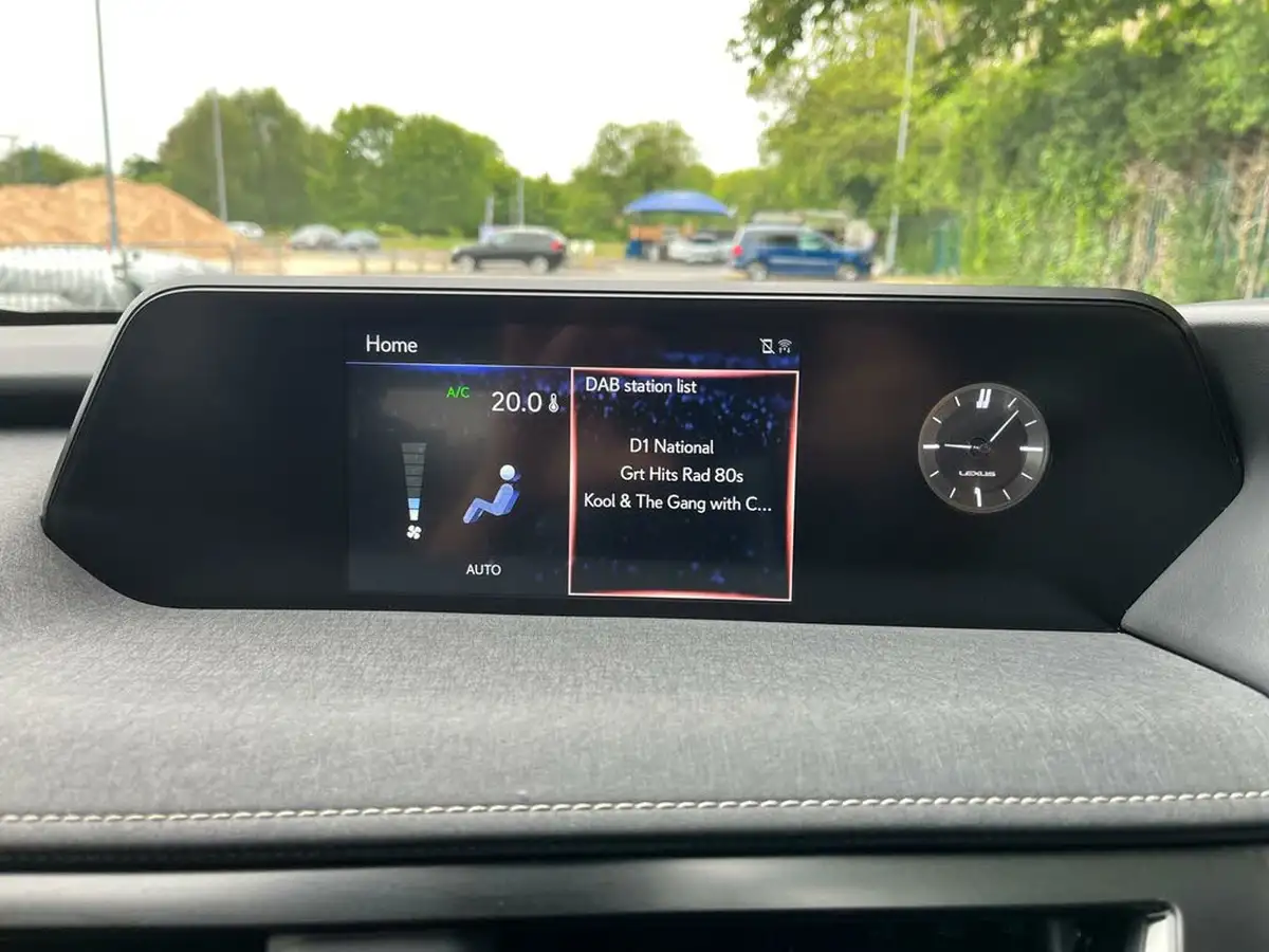 2021-lexus-ux-300e-e-ux-big-10