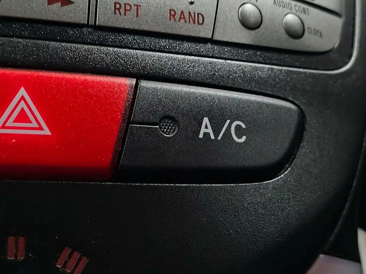 2013-toyota-aygo-10-aygo-fire-5d-big-46