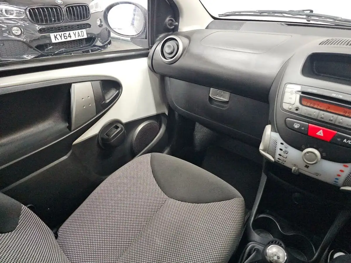 2013-toyota-aygo-10-aygo-fire-5d-big-70