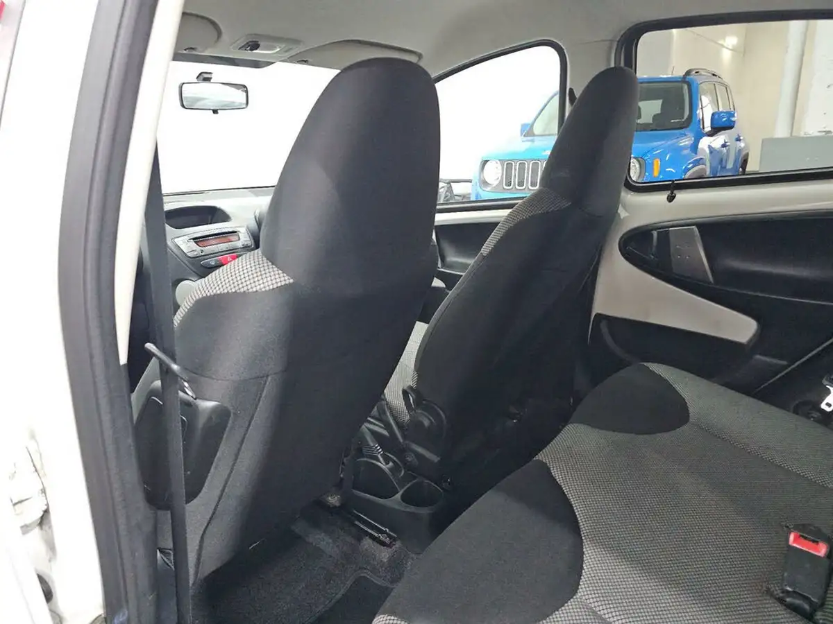 2013-toyota-aygo-10-aygo-fire-5d-big-18