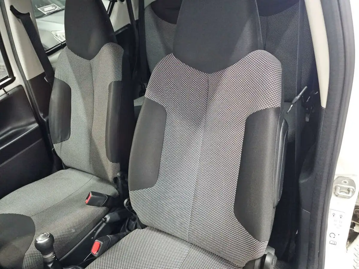 2013-toyota-aygo-10-aygo-fire-5d-big-22