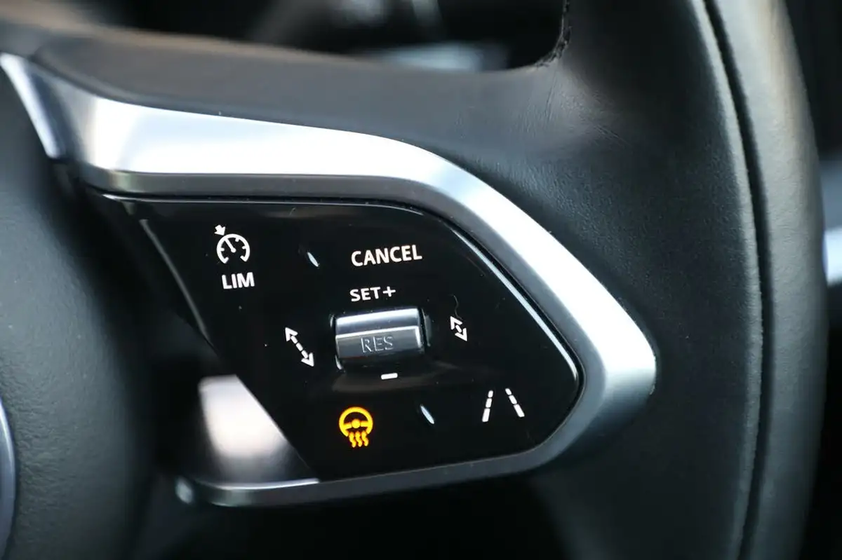 2022-jaguar-i-pace-ev400-hse-black-big-30