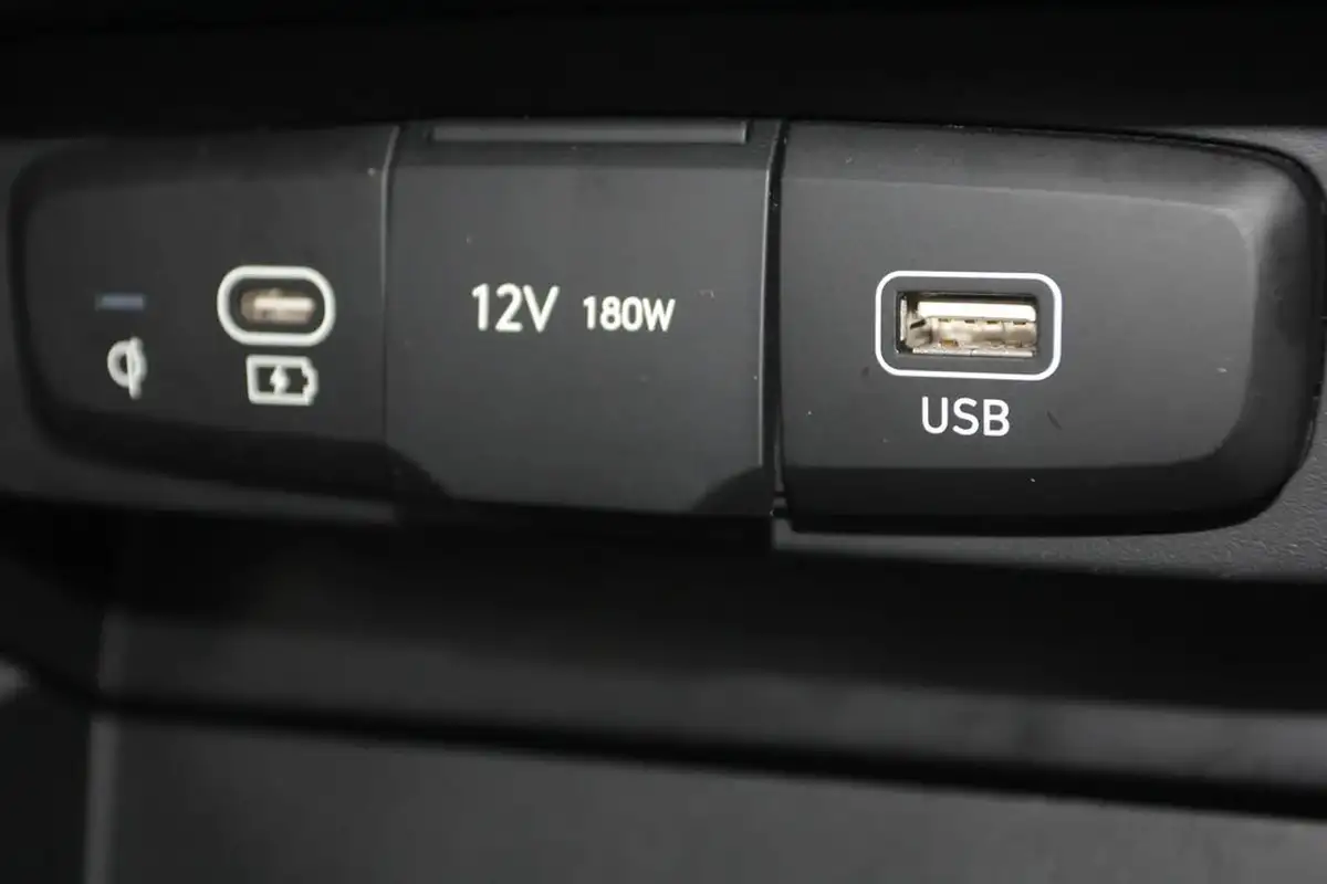 2024-hyundai-i10-10-premium-63ps-auto-big-25