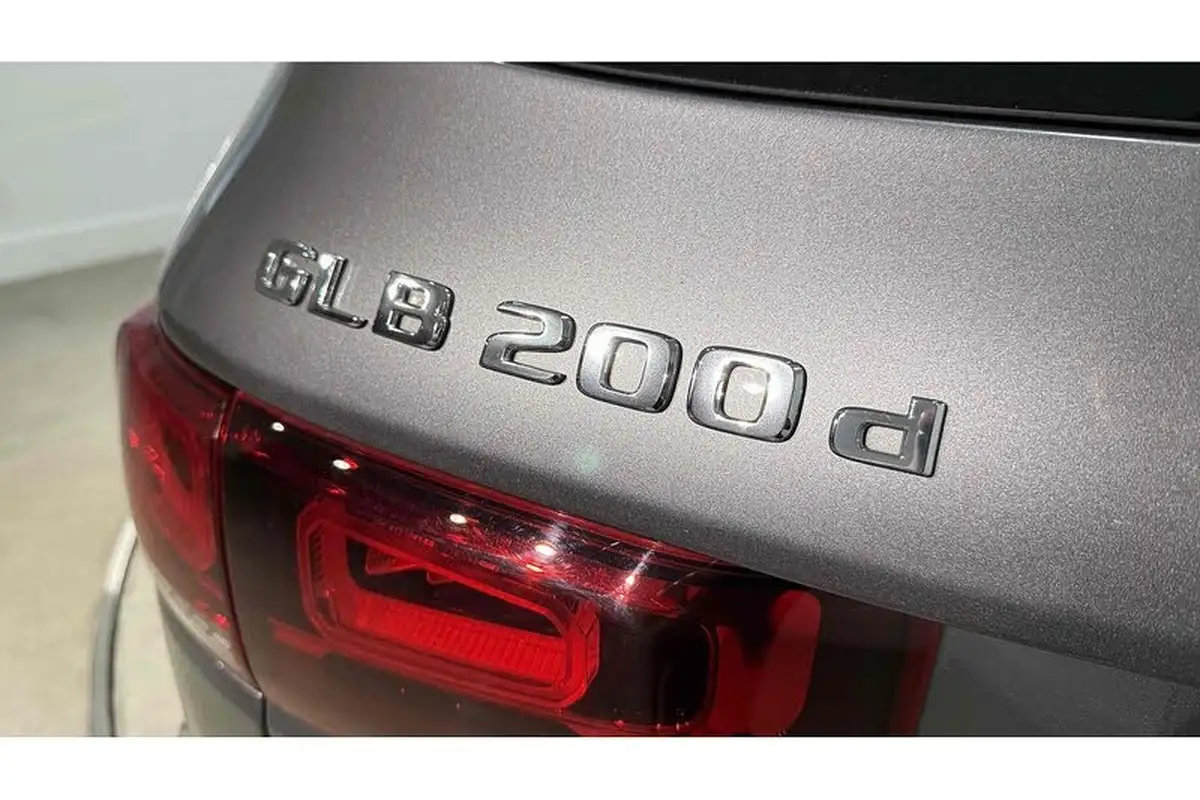 2021-mercedes-benz-glb-class-20d-glb200d-amg-line-premium-4matic-big-13