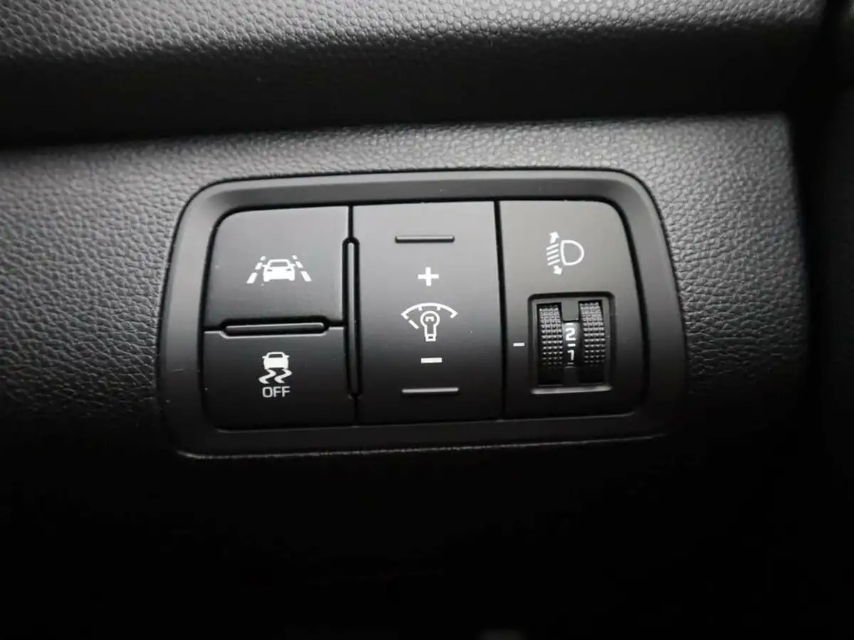 2018-hyundai-i20-12-go-se-big-35
