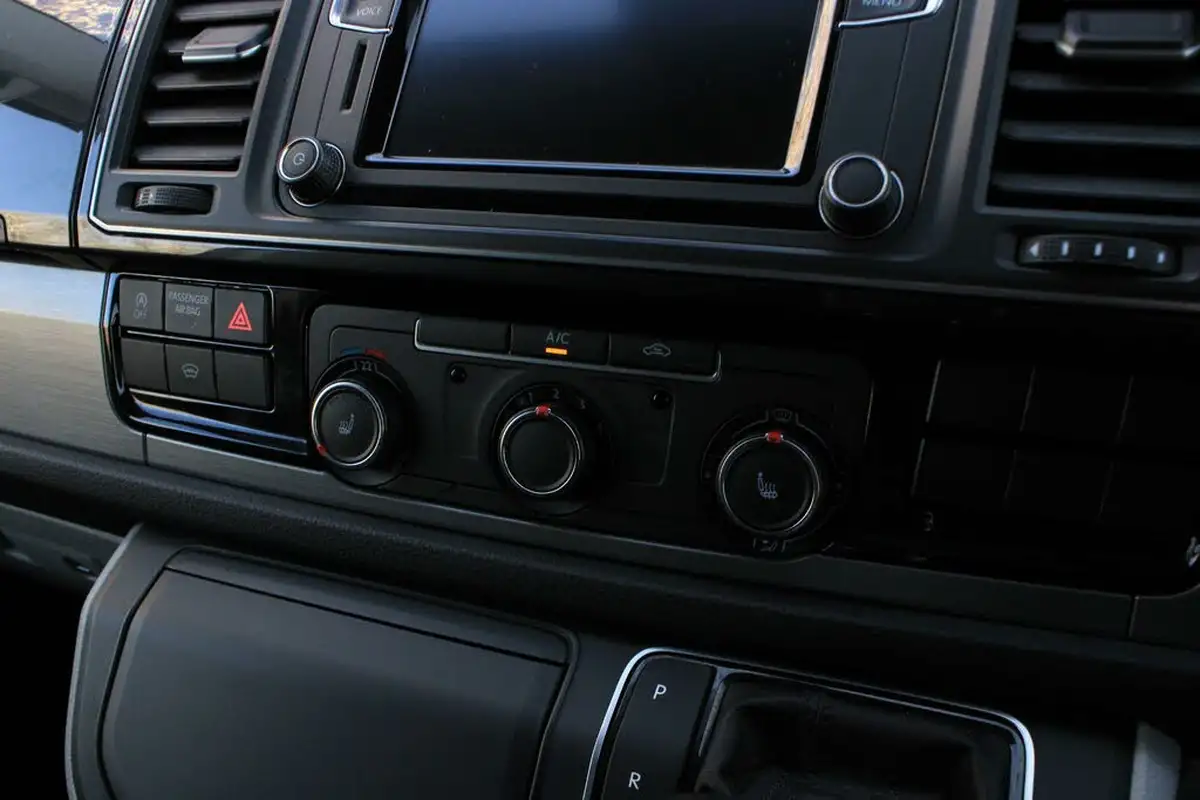 2019-volkswagen-transporter-big-18