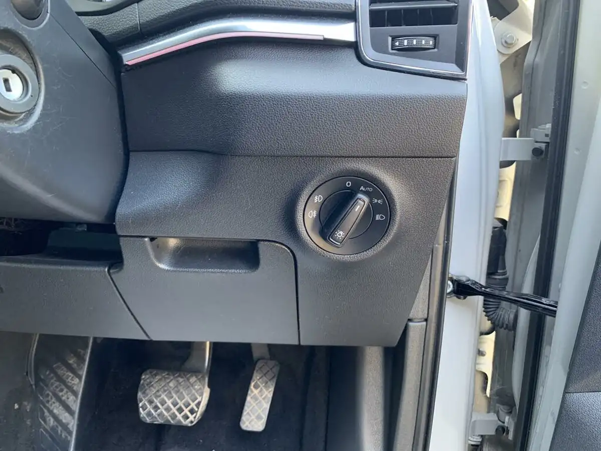 2018-skoda-karoq-16tdi-se-technology-ss-1598cc-dsg-big-24
