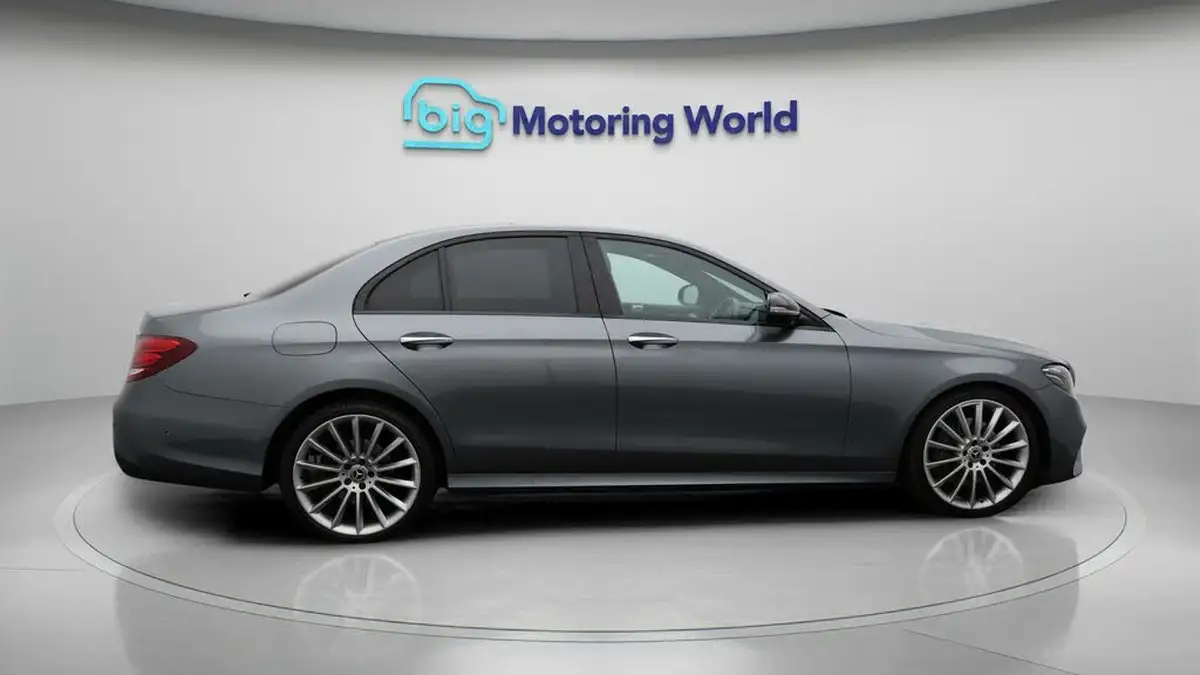 2020-mercedes-benz-e-class-20d-e300d-amg-line-edition-premium-plus-saloon-4d-big-8