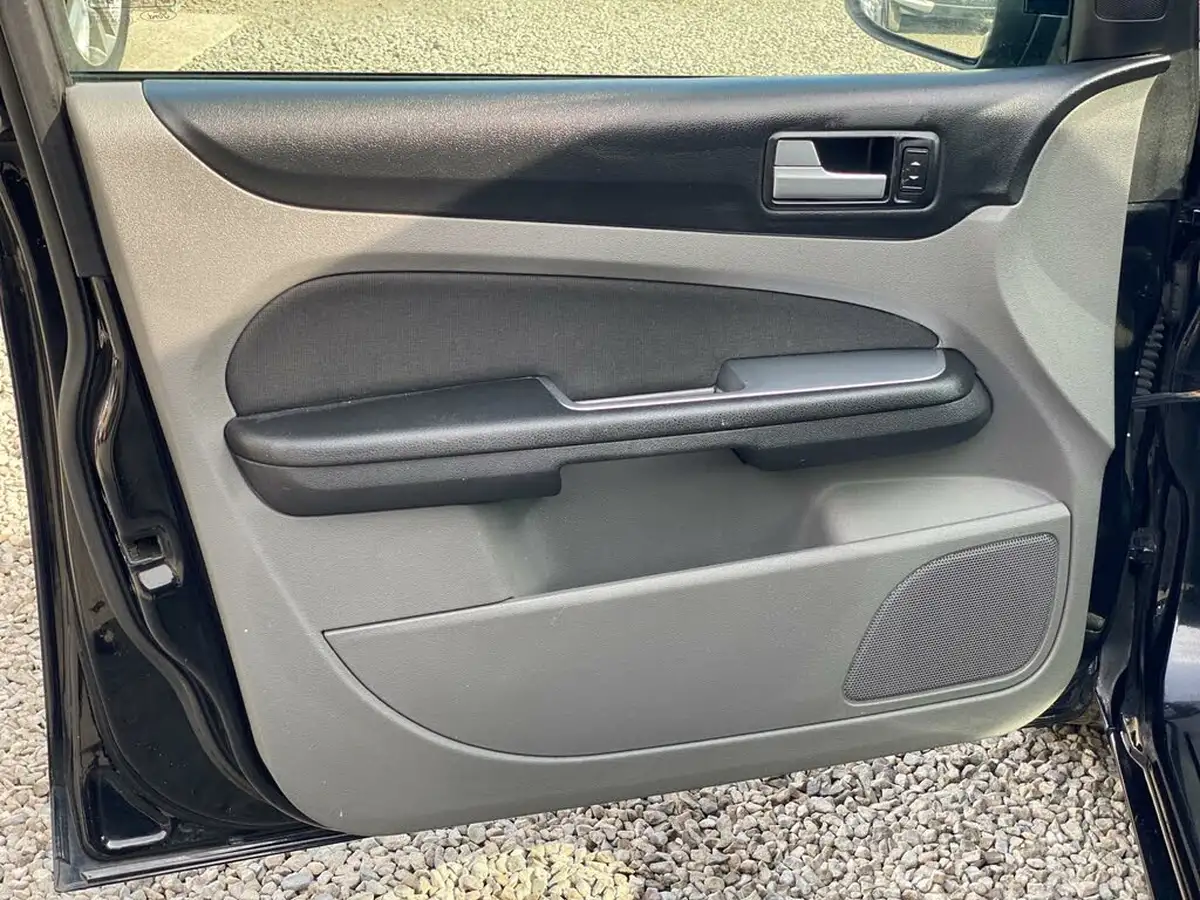 2010-ford-focus-16-zetec-hatchback-5d-big-48