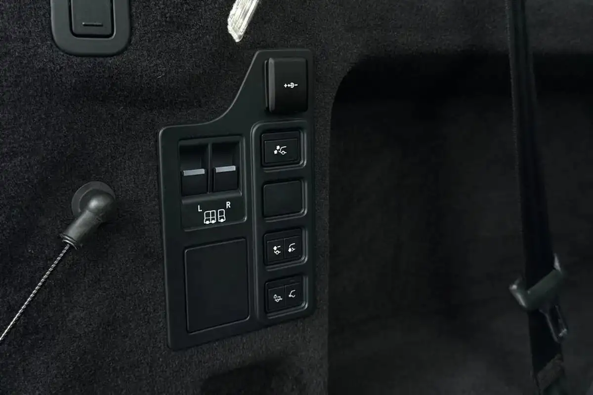 2023-land-rover-discovery-30-d300-dynamic-hse-big-33