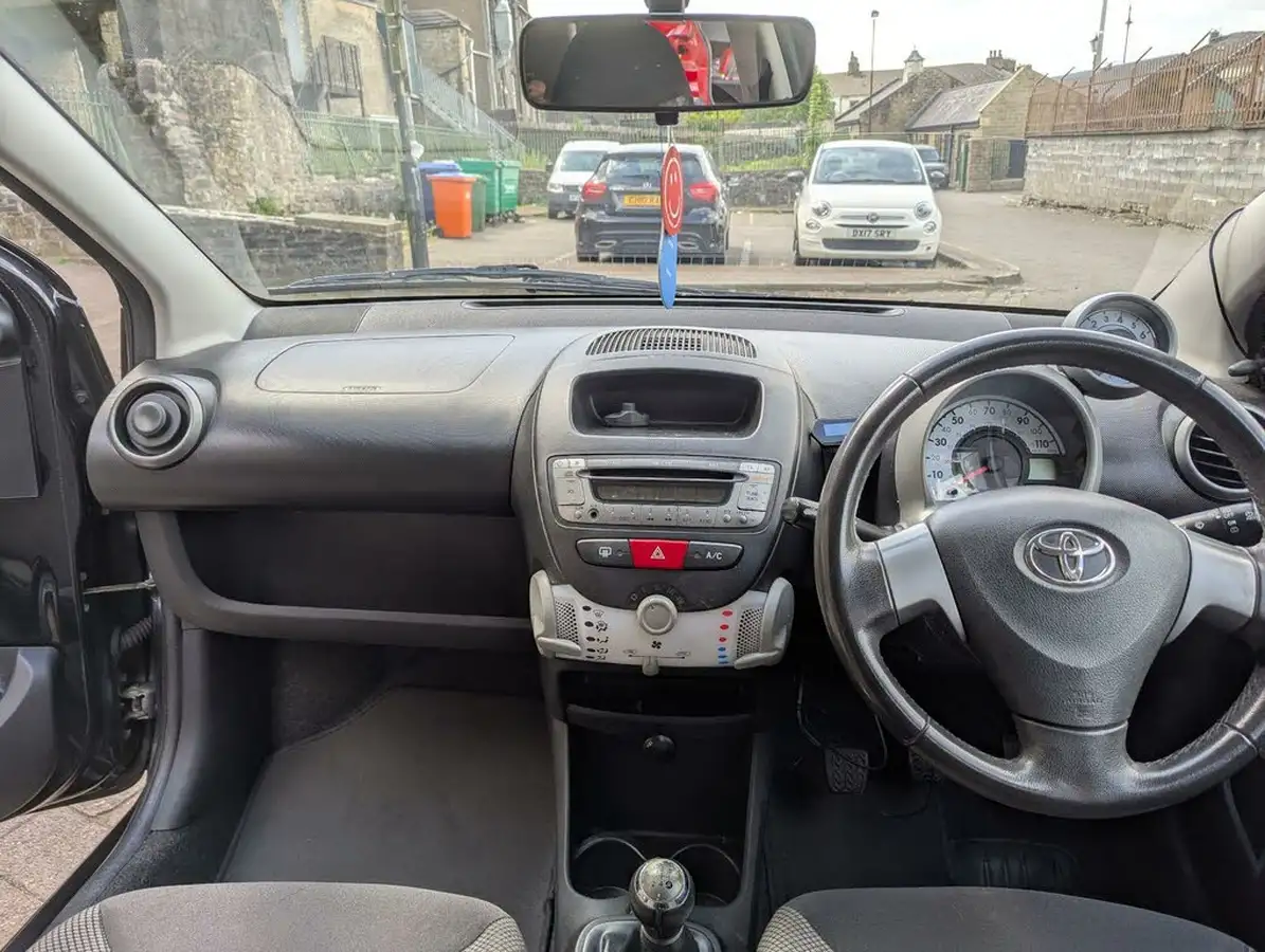 2013-toyota-aygo-10-aygo-fire-5d-big-11