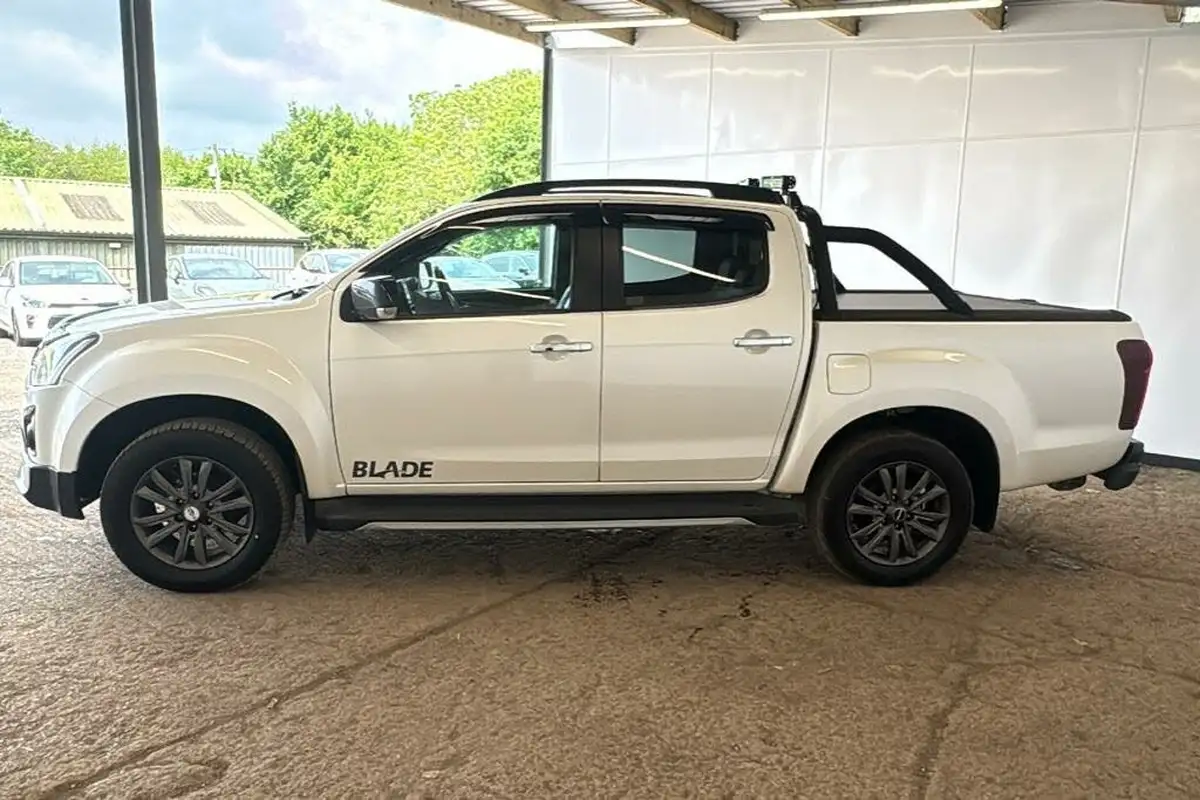 2020-isuzu-d-max-19td-blade-big-4