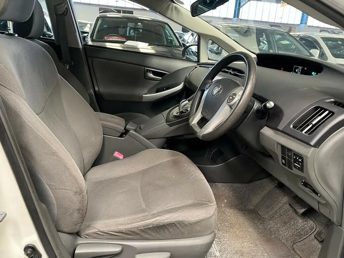 2010-toyota-prius-big-16