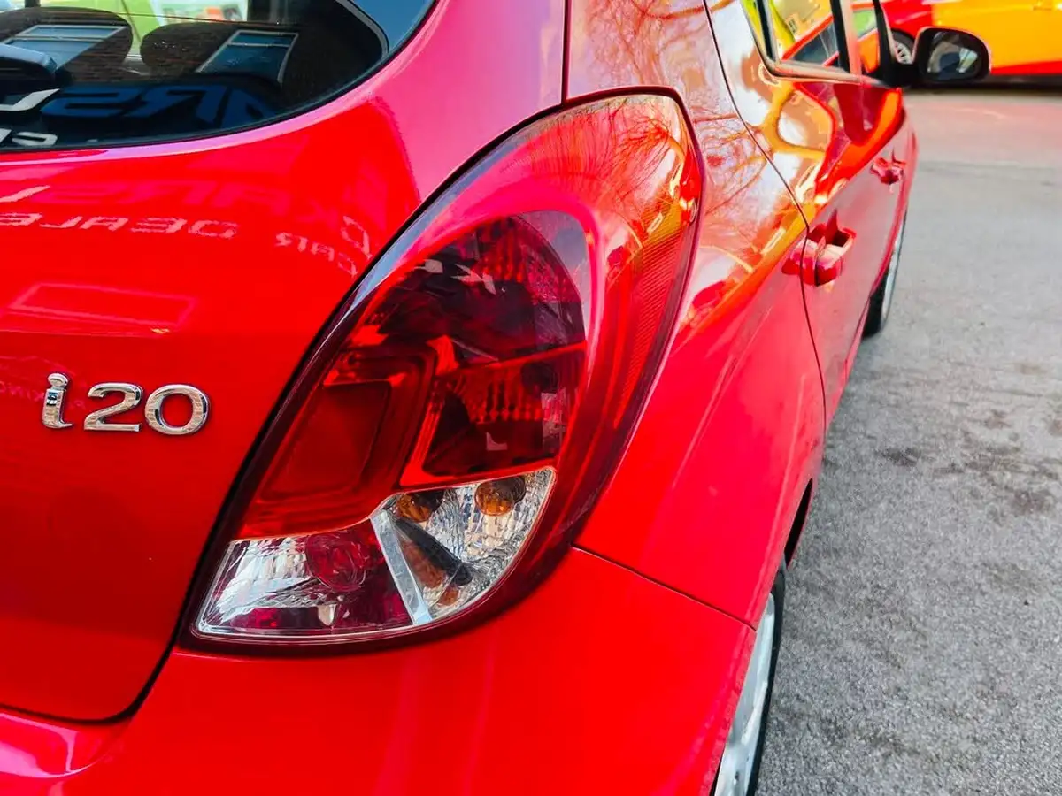 2013-hyundai-i20-12-active-5d-big-32