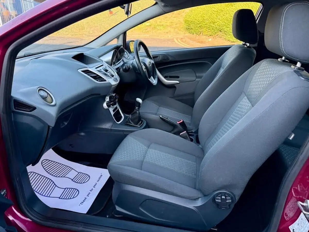 2010-ford-fiesta-125-zetec-3d-big-12