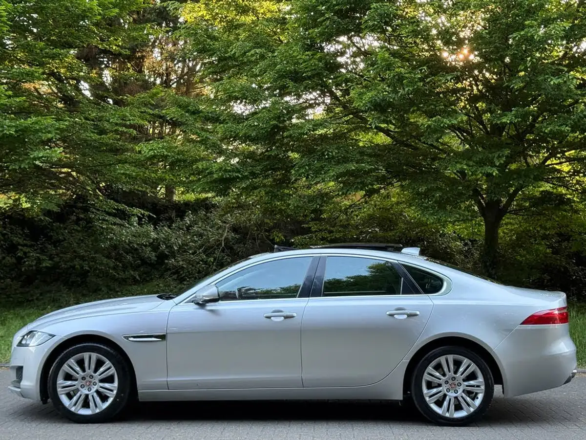 2017-jaguar-xf-20td-portfolio-240ps-awd-saloon-4d-1998cc-auto-big-7