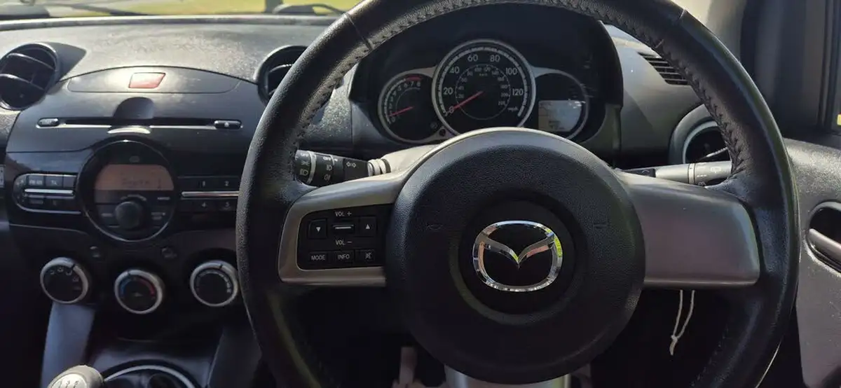 2011-mazda-mazda2-13-black-big-16