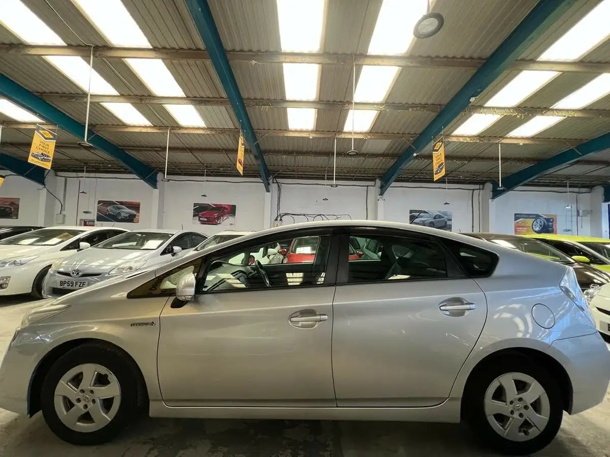 2010-toyota-prius-big-12
