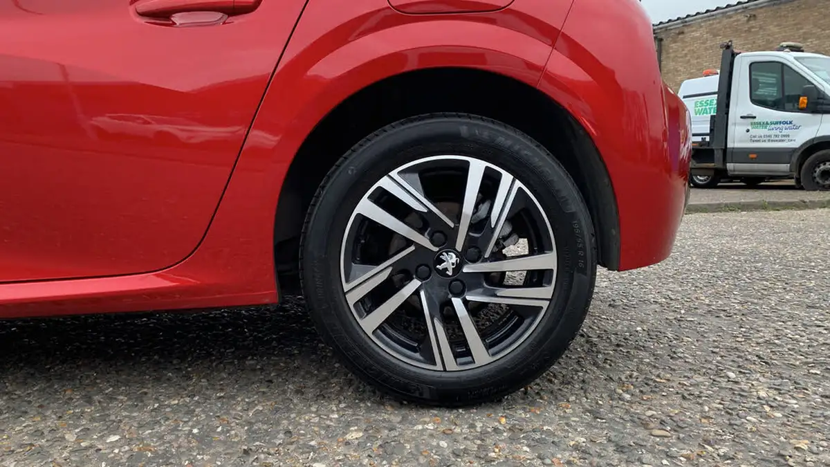 2023-peugeot-208-12-puretech-allure-premium-100ps-big-15