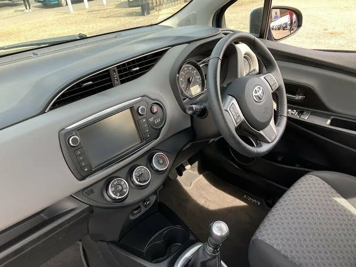 2015-toyota-yaris-133-icon-vvt-i-5d-big-12