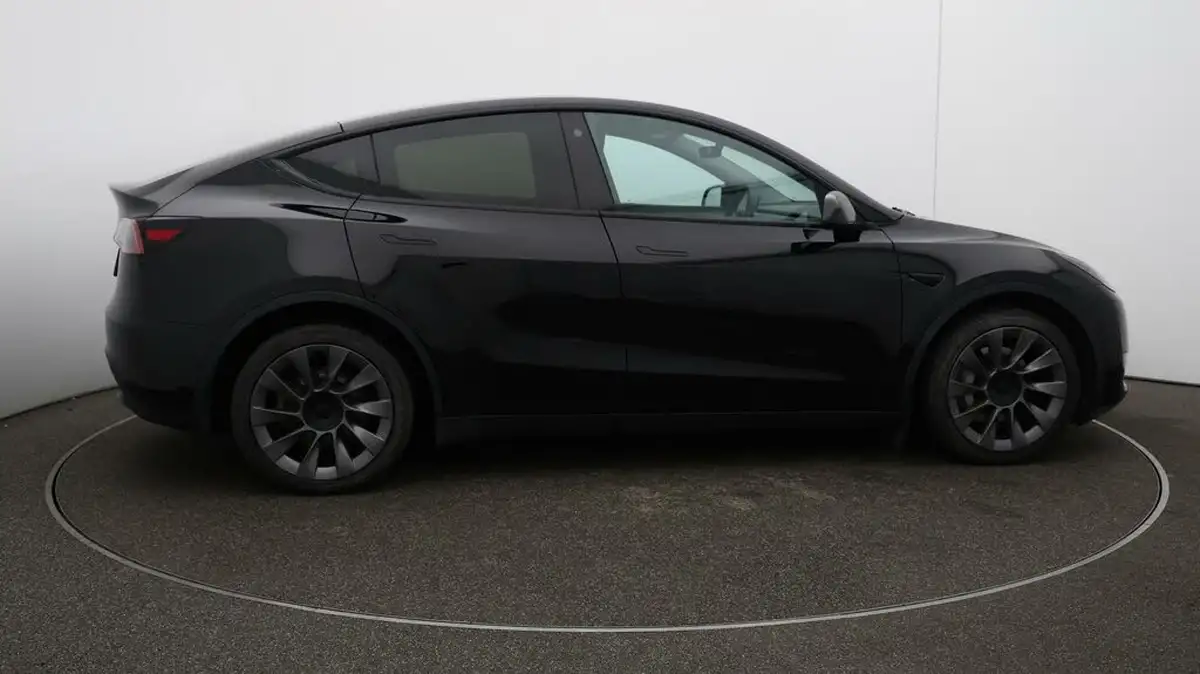 2022-tesla-model-y-e-long-range-big-48