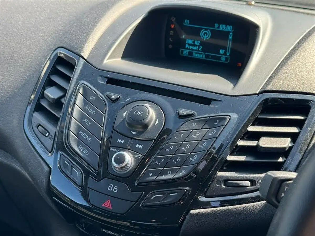 2013-ford-fiesta-125-zetec-3d-big-15