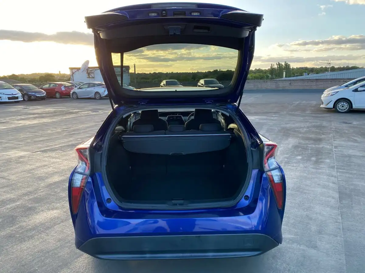 2016-toyota-prius-big-42