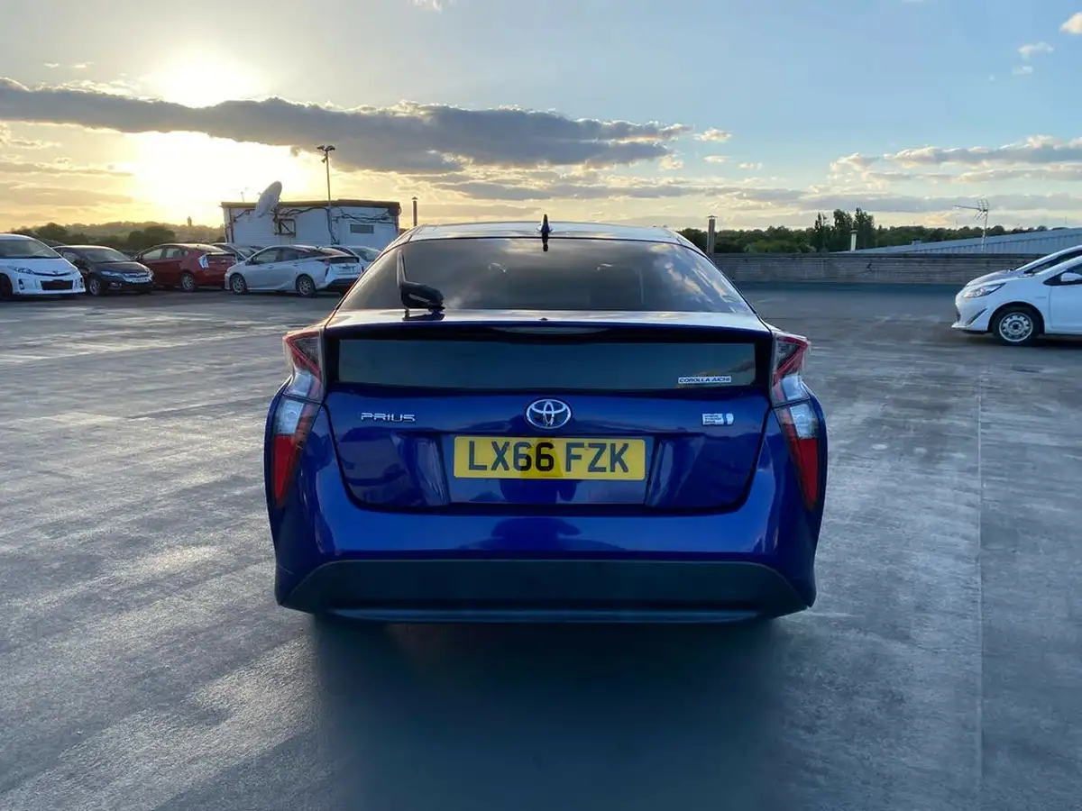 2016-toyota-prius-big-14