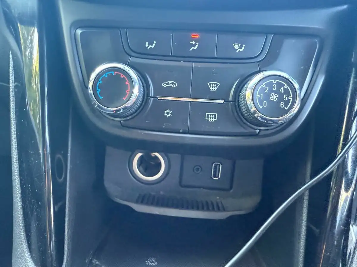 2012-vauxhall-zafira-tourer-20cdti-sri-big-22