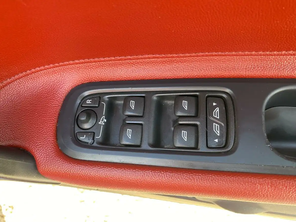 2010-volvo-c70-20td-se-lux-big-37