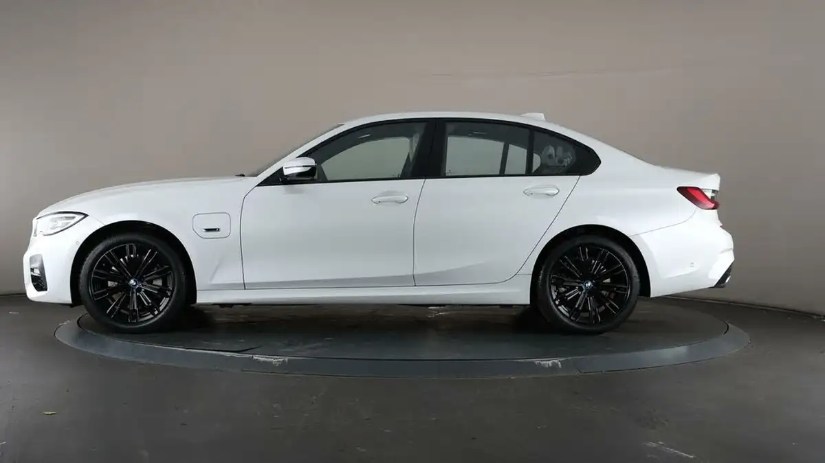 2022-bmw-3-series-20-330e-m-sport-pro-pack-saloon-4d-big-37