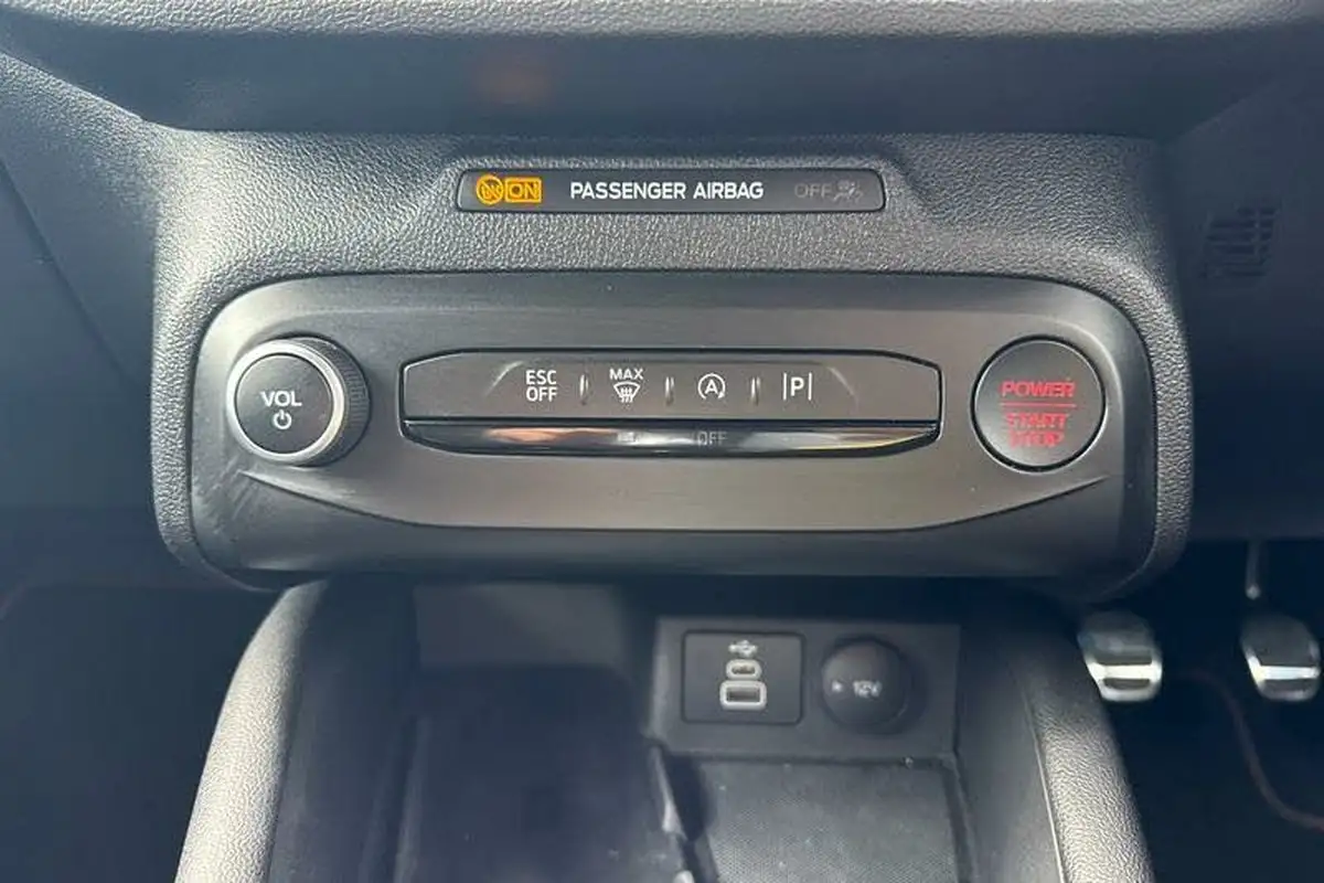 2022-ford-focus-23t-st-hatchback-big-28