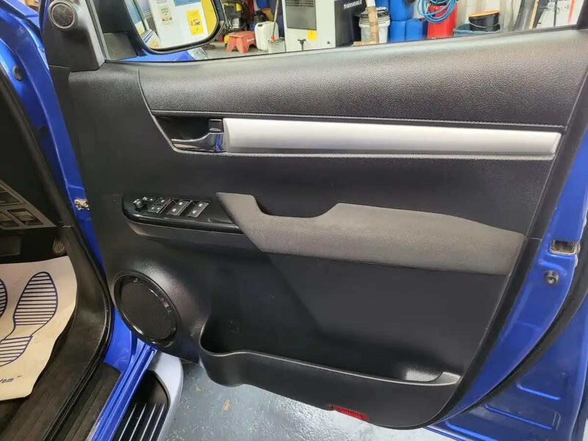 2018-toyota-hi-lux-24d-invincible-ss-auto-big-13