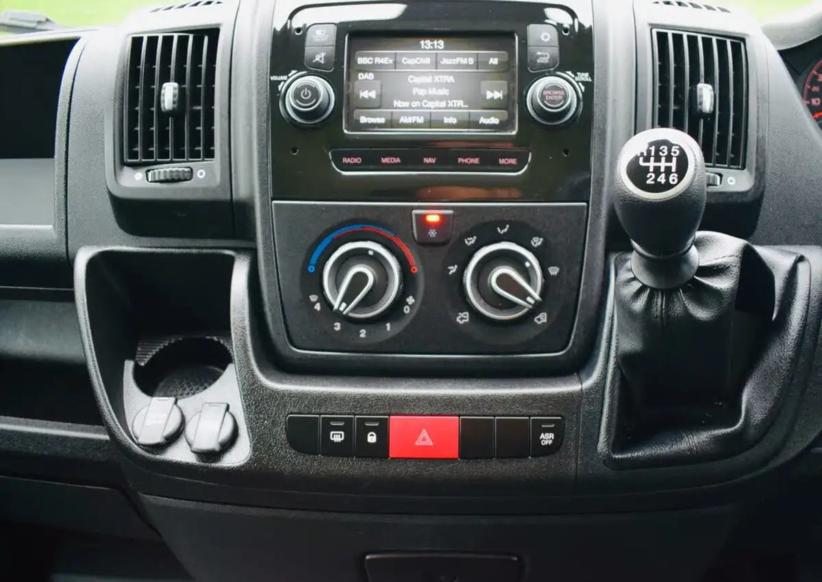 2022-peugeot-boxer-22-bluehdi-professional-435-l4-h2-big-14